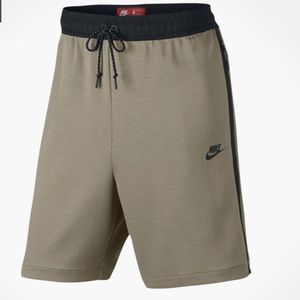 Men’s Nike tech shorts